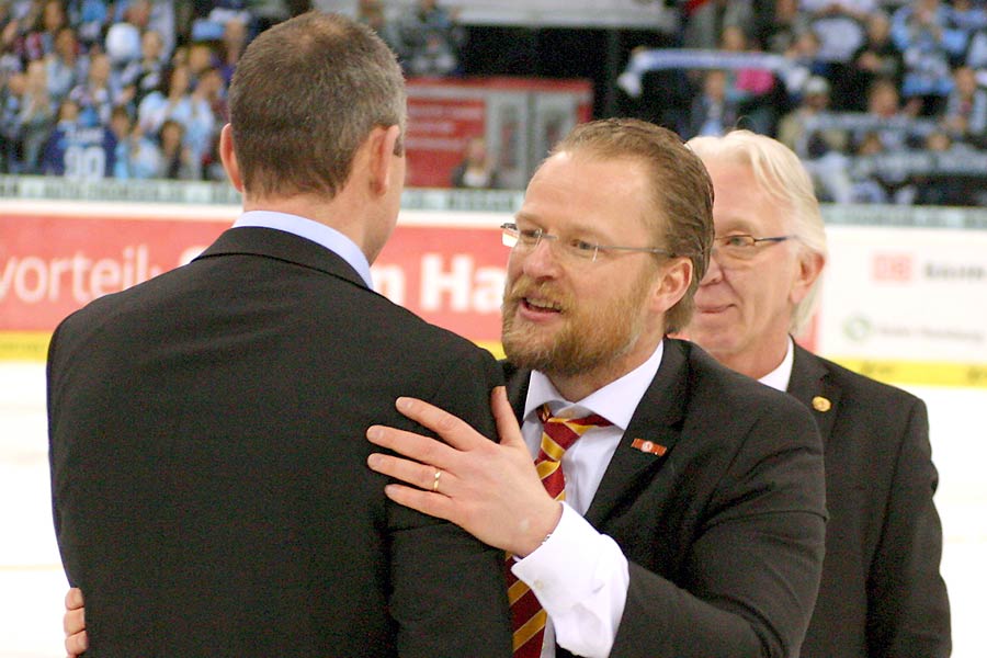 DEG-Coach Christof Kreutzer nach dem Spielende in Hamburg.