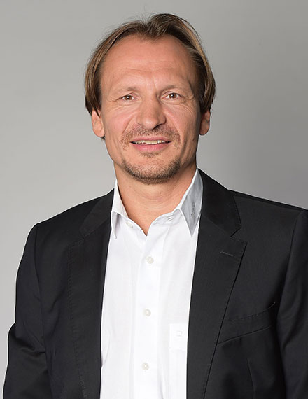 Wolfsburgs Trainer Pavel Gross.