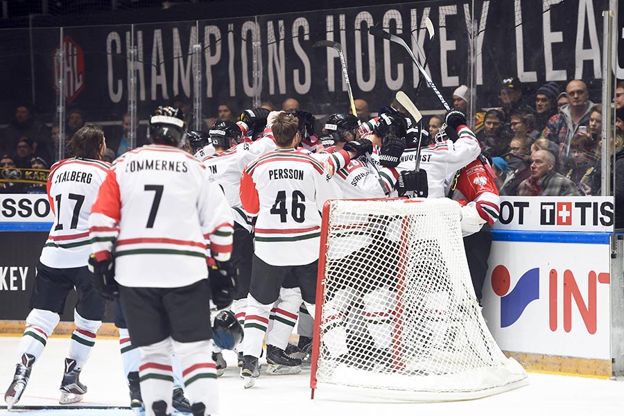 Die Schweden feiern den Gewinn der Champions Hockey League.