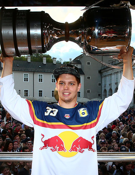 In sterreich gewann Salzburg den Titel. Luka Gracnar mit dem Pokal.