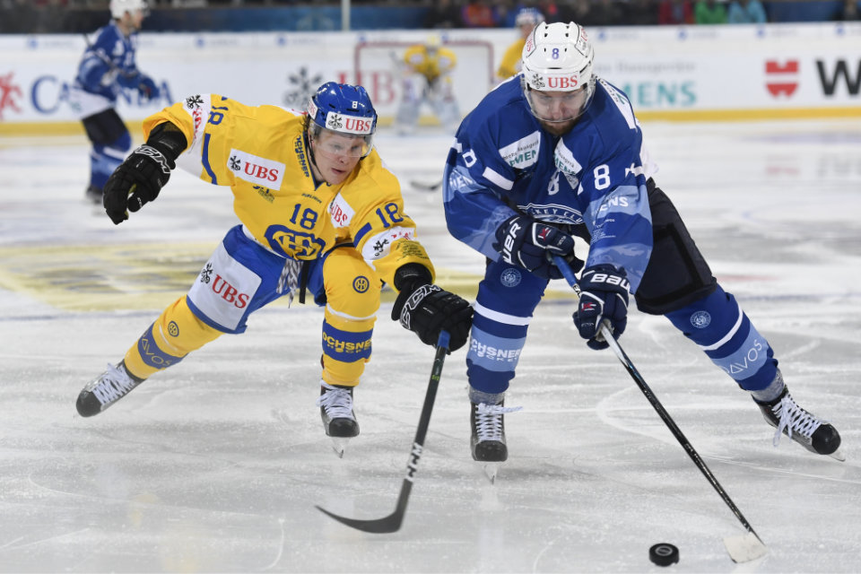 Ilya Shinkevich von Dynamo Minsk gegen Gregory Sciaroni vom HC Davos.