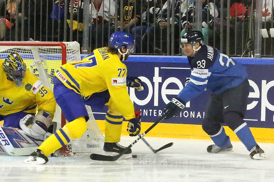 Schwedens Victor Hedman verteidigt das von Henrik Lundqvist gehtete Tor gegen den Finnen Markus Hannikainen.