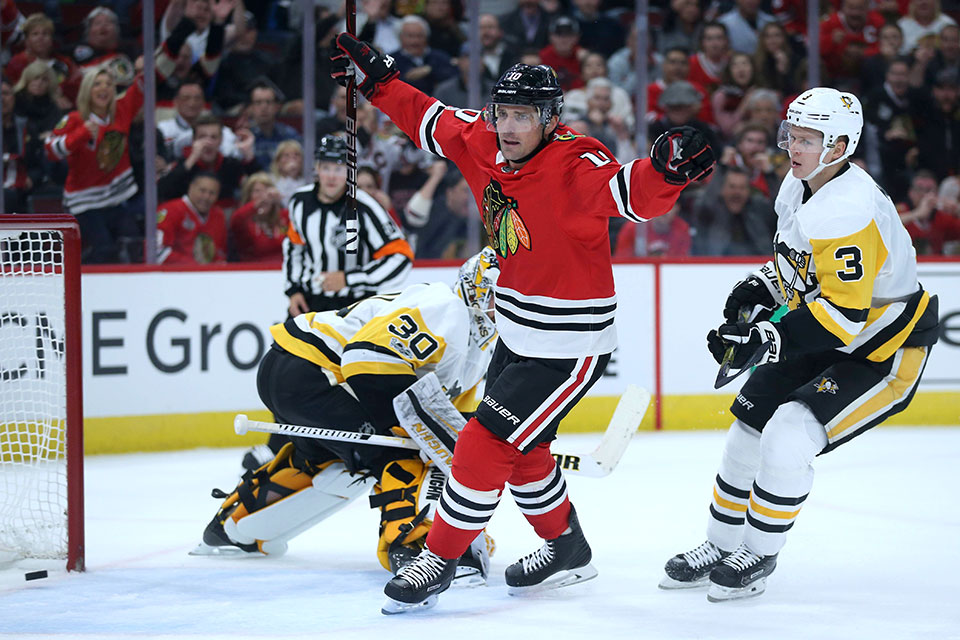 Chicagos Patrick Sharp bejubelt ein Tor gegen Pittsburgh.