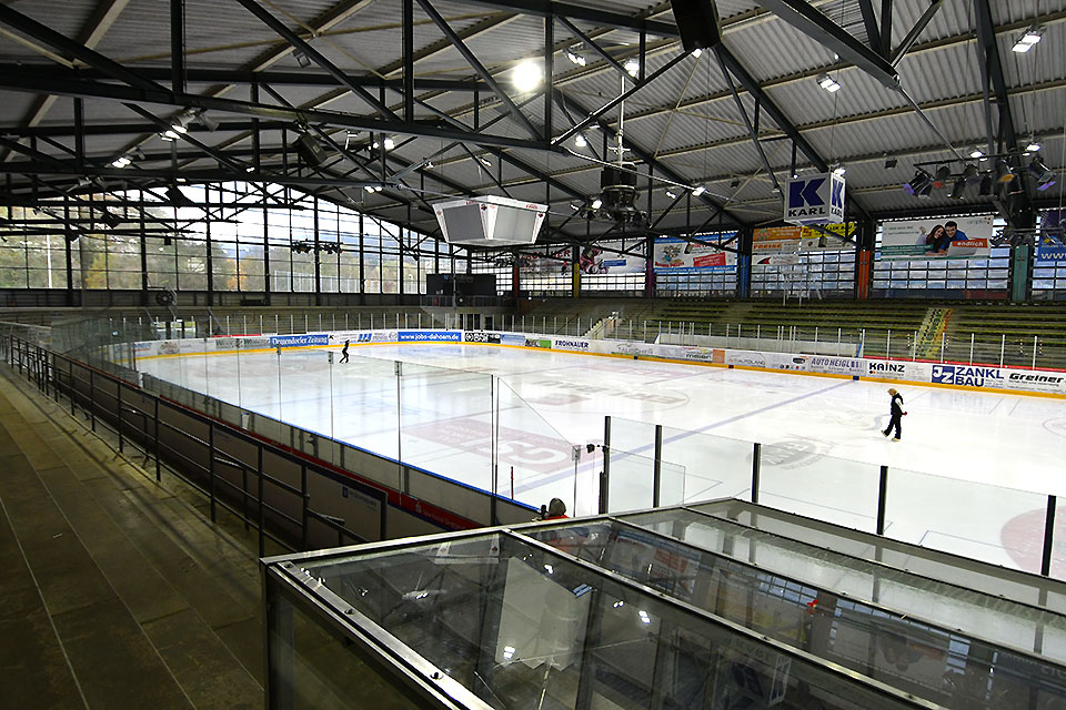 Die Stadt Deggendorf hat ihre Zusage fr notwendige Umbauarbeiten im Eisstadion gegeben.