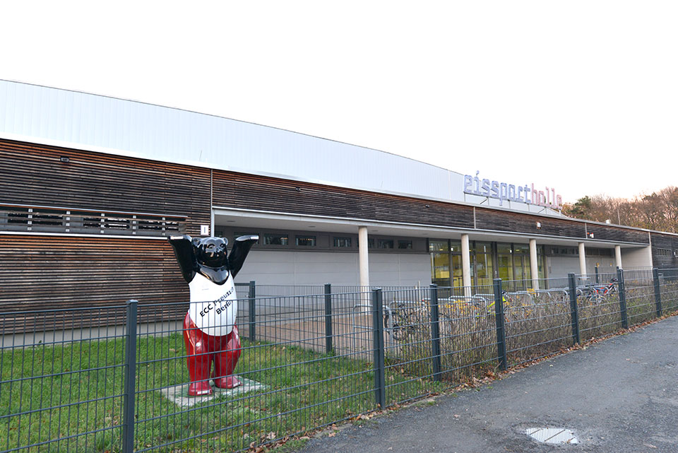 Die Berliner Eishalle ist durch eine Curling Veranstaltung belegt.