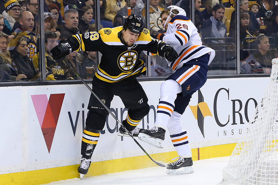 Torschtze Leon Draisaitl (rechts im Bild) im Duell mit Matt Beleskey.