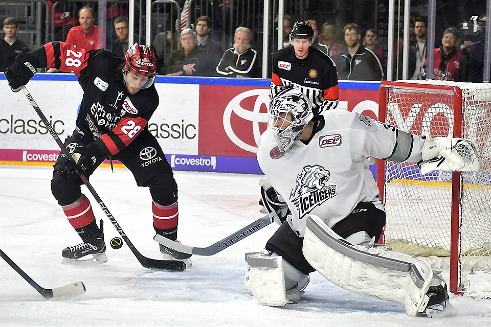 Klns Ryan Jones vor Nrnbergs Torwart Niklas Treutle.