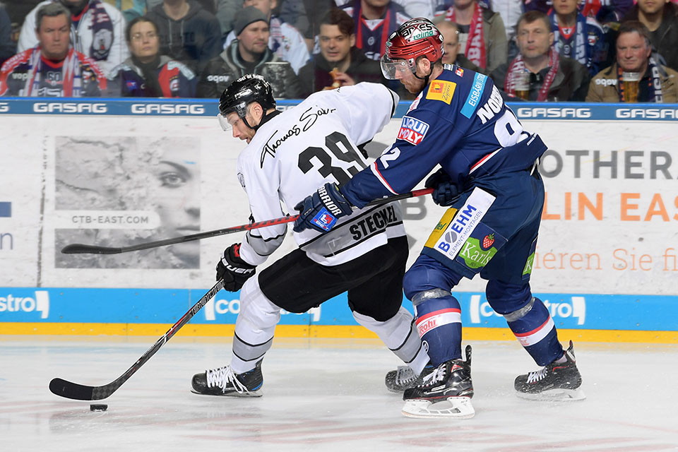 Nrnbergs David Steckel gegen Berlins Marcel Noebels.