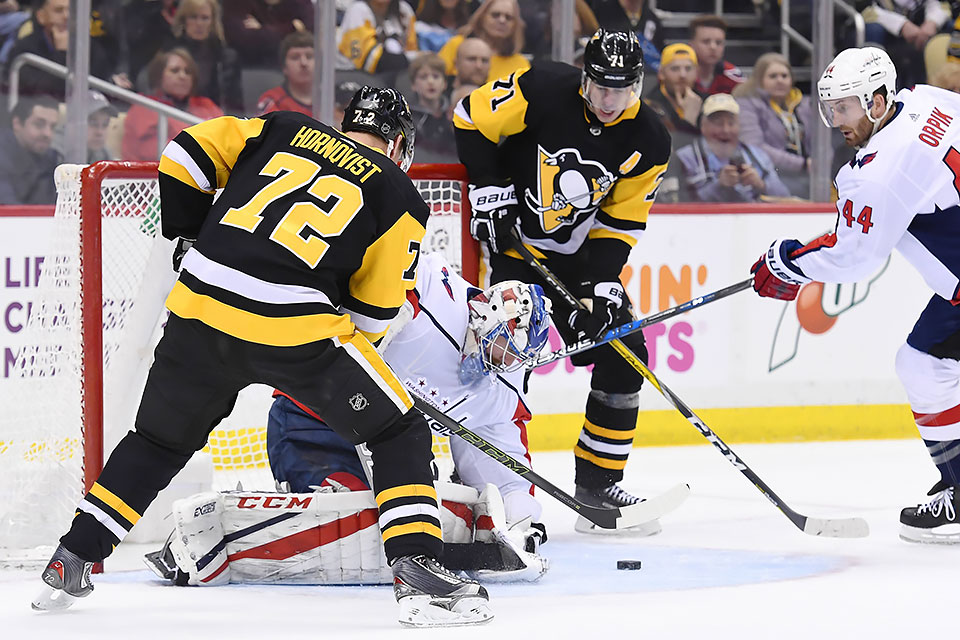 Philipp Grubauer gegen Patric Hornqvist Evgeni Malkin von den Pittsburgh Penguins.