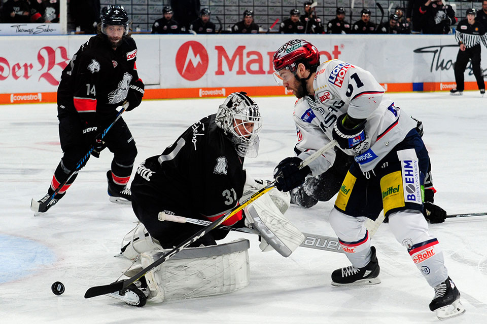 Berlins Sean Backman gegen Nrnbergs Torwart Niklas Treutle.