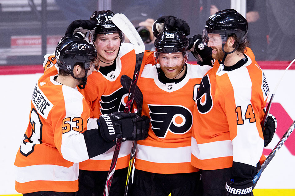 Claude Giroux (Zweiter von rechts) erzielte drei Tore fr die Flyers.