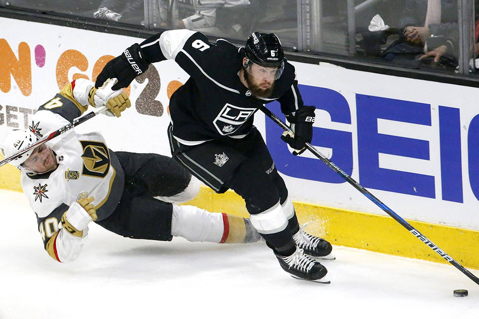 Jake Muzzin von den Los Angeles Kings gegen Ryan Carpenter von den Vegas Golden Knights.