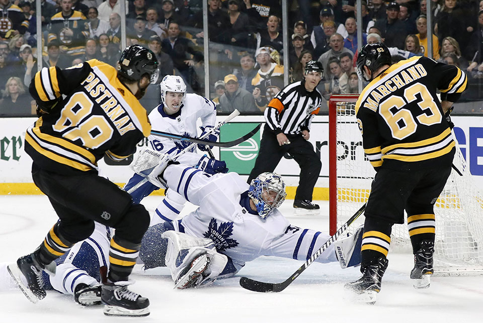 Torontos Torwart Frederik Andersen gegen David Pastrnak und Brad Marchand von den Boston Bruins.