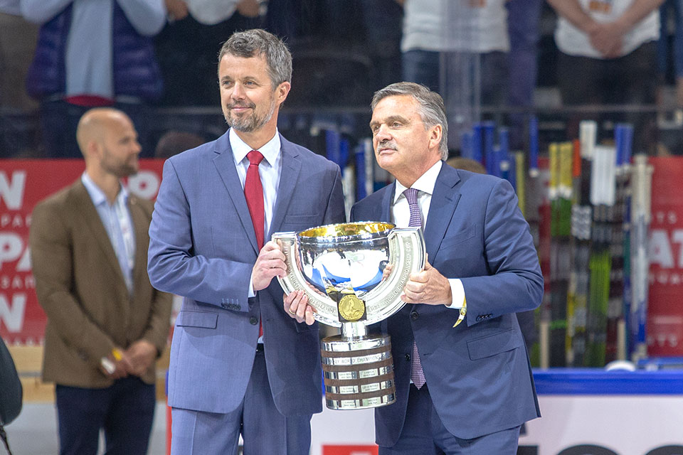 Wer bekommt in diesem Jahr den WM-Pokal von IIHF-Prsident Rene Fasel (rechts im Bild).