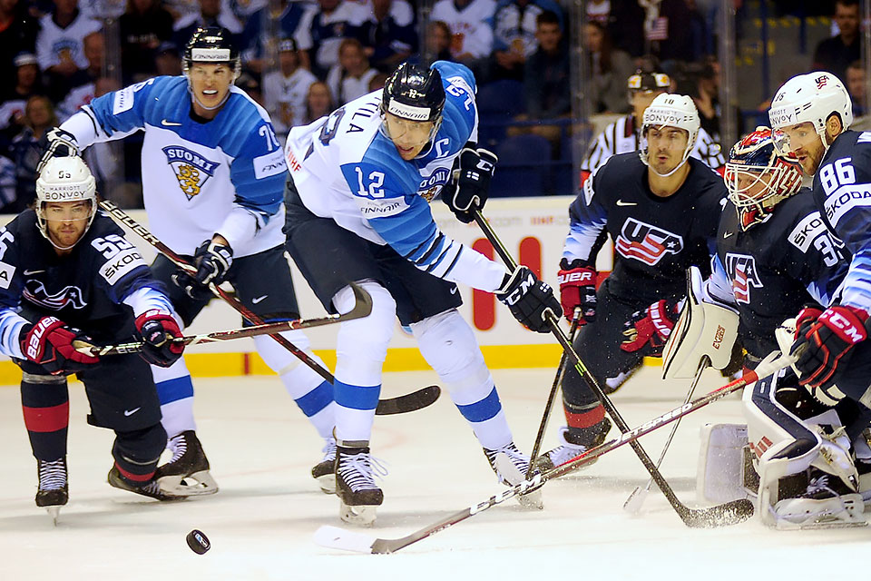 Finnlands Marko Anttila gegen Die US-Amerikaner Noah Hanifin und Christian Wolanin.