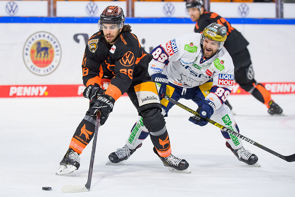 Jordan Boucher von den Grizzlys Wolfsburg und Zachary Boychuk von den Eisbren Berlin.