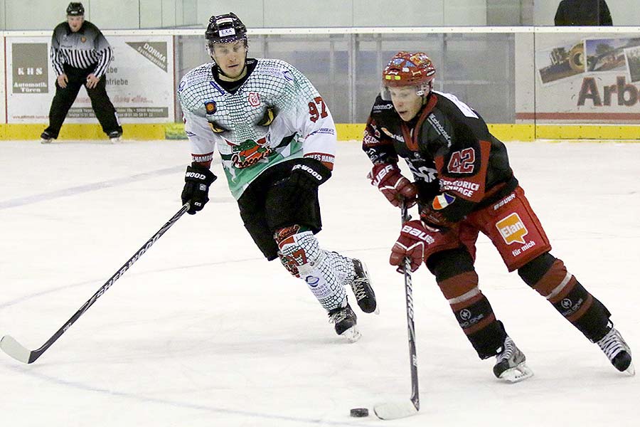 Hannovers Sebastian Steller wird von Hamburgs Rene Wagner verfolgt. Hannovers Sebastian Steller wird von Hamburgs Rene Wagner verfolgt.