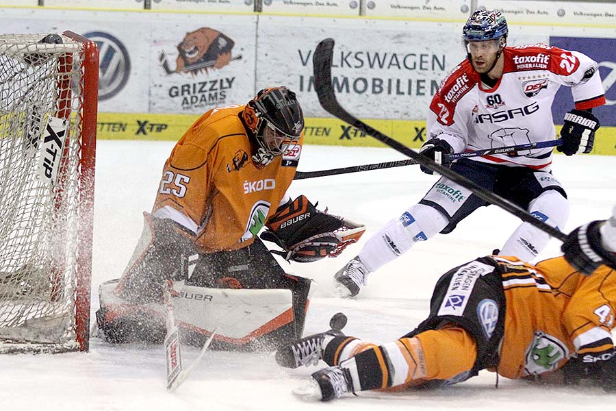 Berlins Barry Tallackson bedr�ngt Wolfsburgs Torwart Sebastian Vogl.