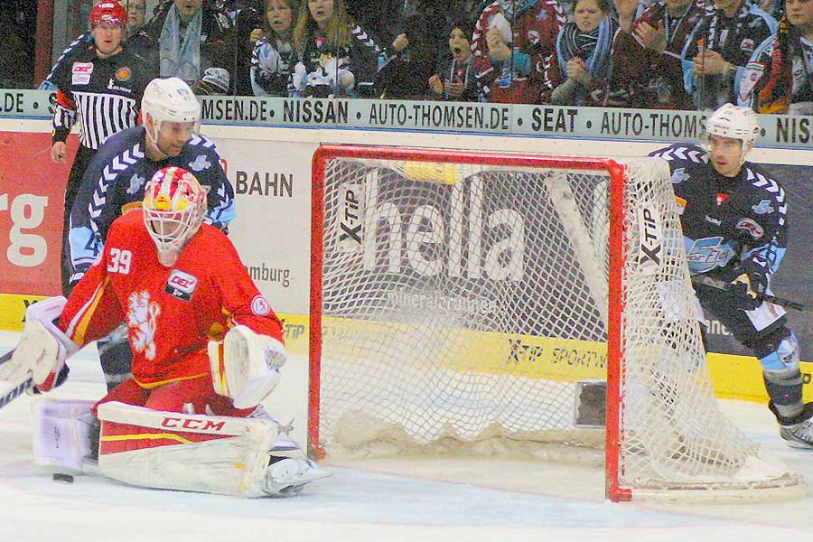 Düsseldorfs Schlussmann Tyler Beskorowany hat den Puck vor dem Hamburger Adam Mitchell. Düsseldorfs Schlussmann Tyler Beskorowany hat den Puck vor dem Hamburger Adam Mitchell.