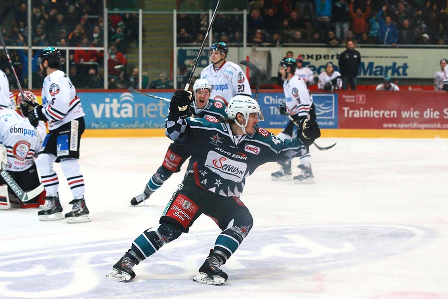 Spielszene Rosenheim gegen Landshut.