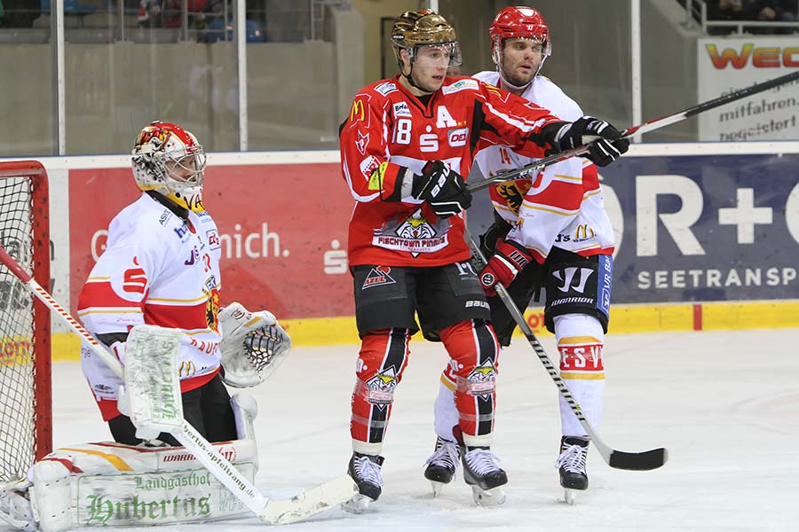 Bremerhavens Topscorer Brendan Cook vor Kaufbeurens Tor. Bremerhavens Topscorer Brendan Cook vor Kaufbeurens Tor.