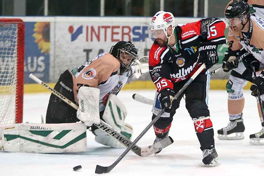 Regensburgs Barry Noe trifft zum 3:2 gegen Erding.