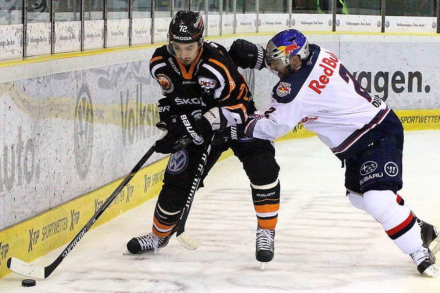 Wolfsfburgs Sergej Stas gegen Münchens Jeremy Dehner. Wolfsfburgs Sergej Stas gegen Münchens Jeremy Dehner.