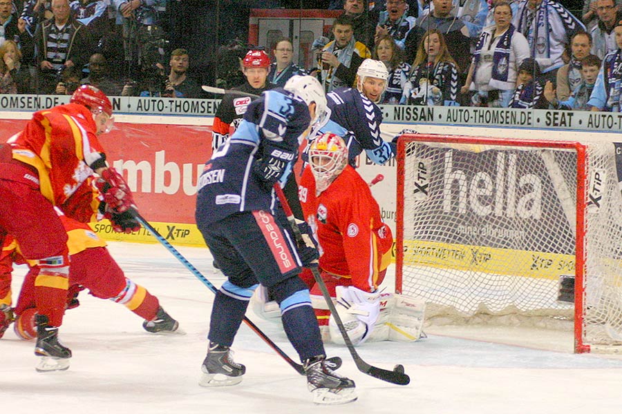Torchance f�r Hamburgs Julian Jokobsen im Spiel gegen die D�sseldorfer EG.