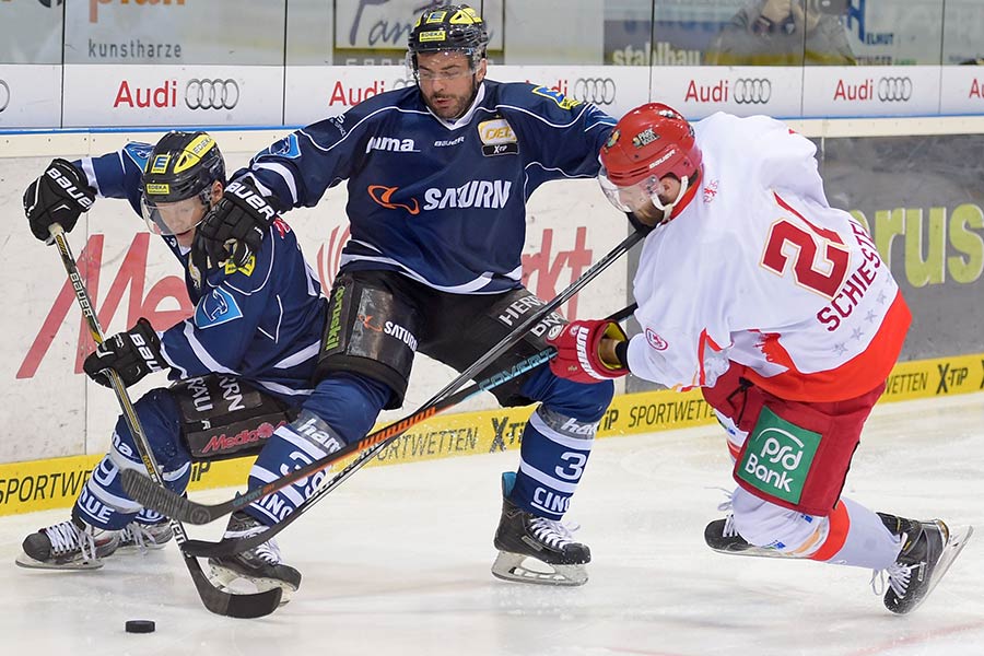 Die Ingolstdter Christoph Gawlik und Thomas Greilinger gegen Dsseldorfs Drew Schiestel.