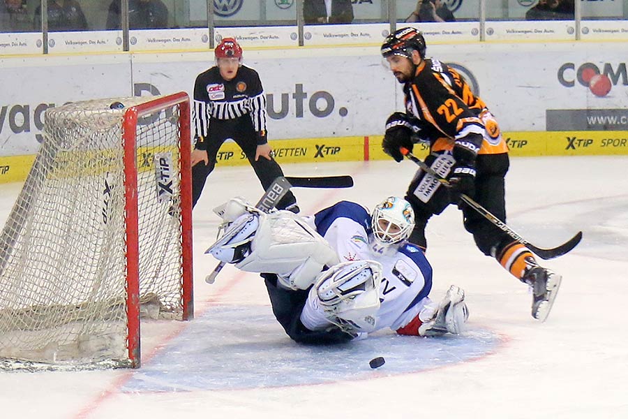 Wolfsburgs Matt Dziedusczycki vergibt einen Penalty gegen Dennis Endras. Wolfsburgs Matt Dziedusczycki vergibt einen Penalty gegen Dennis Endras.
