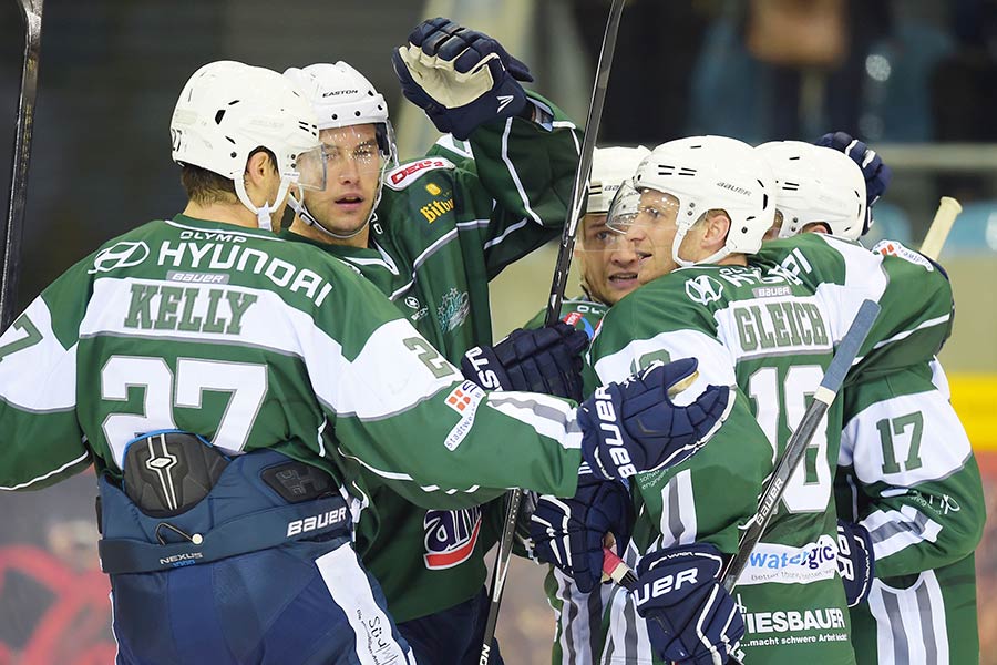 Justin Kelly (links im Bild) erzielte drei Tore für Bietigheim in Landshut. Justin Kelly (links im Bild) erzielte drei Tore für Bietigheim in Landshut.