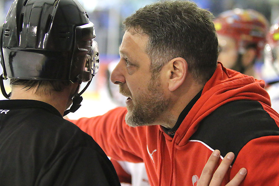 Scorpions Trainer Soccio im Gespr�ch mit Schiedsrichter Engelmann.