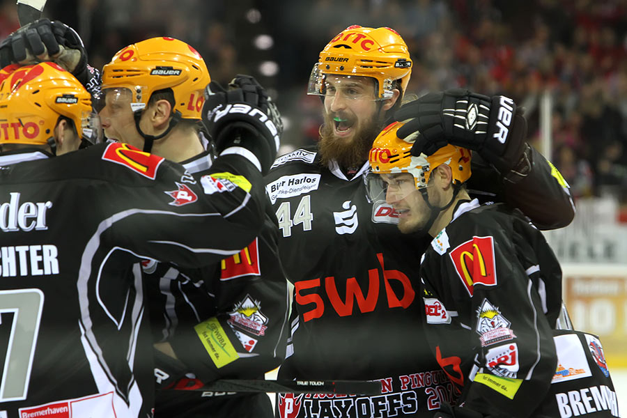 Bremerhaven jubelt über den ersten Auswärtssieg der Finalserie. Bremerhaven jubelt über den ersten Auswärtssieg der Finalserie.