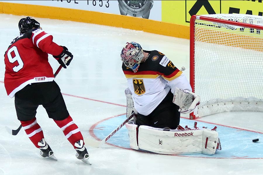 Matt Duchene verwandelt einen Penalty zum 10:0-Endstand für Team Kanada. Matt Duchene verwandelt einen Penalty zum 10:0-Endstand für Team Kanada.