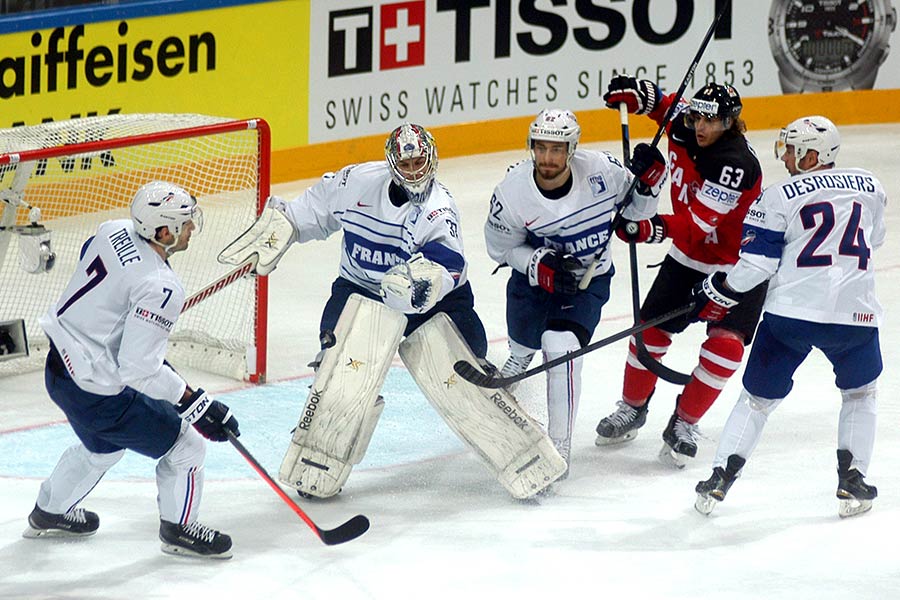 Frankreichs Schlussmann Ronan Quemener hat den Puck vor Kanadas Tyler Ennis. Frankreichs Schlussmann Ronan Quemener hat den Puck vor Kanadas Tyler Ennis.