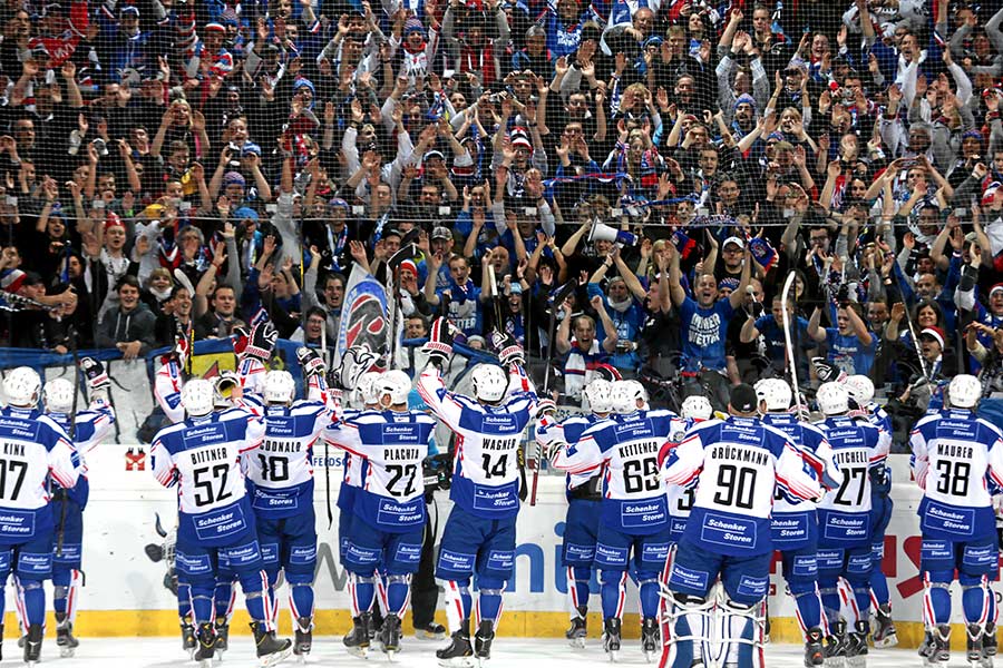 Die Adler Mannheim starten beim Spengler-Cup in Davos.