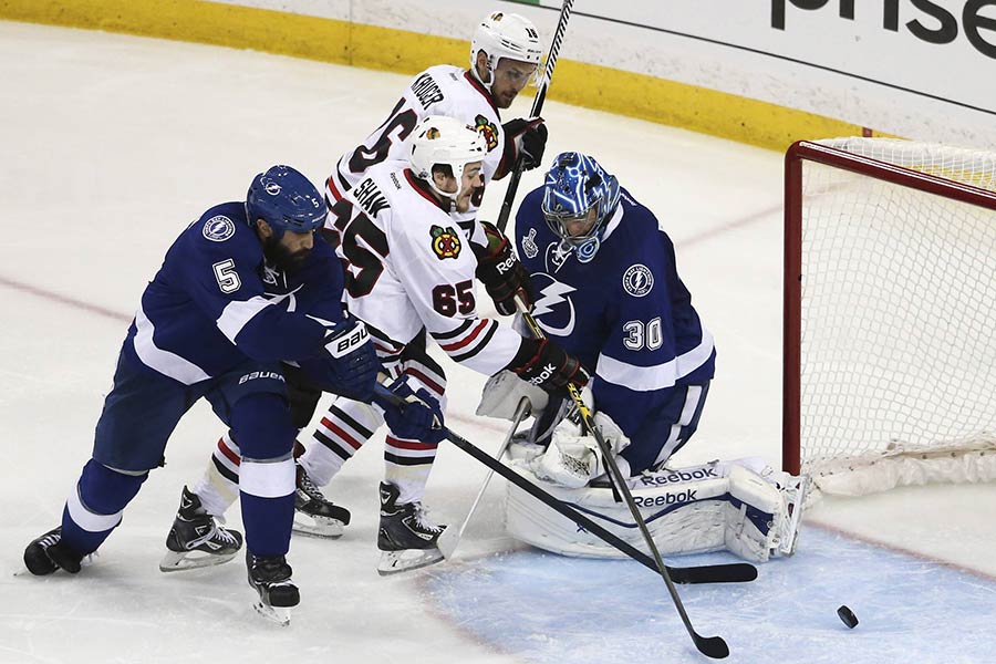 Chicagos Andrew Shaw trifft zum 1:1. Chicagos Andrew Shaw trifft zum 1:1.