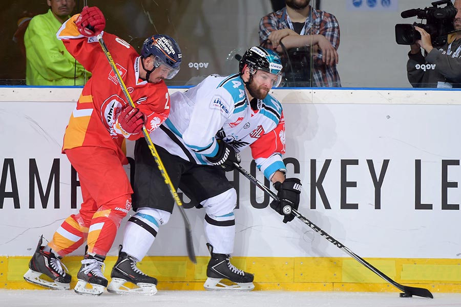 Olivier Latendresse von den Black Wings Linz kontrolliert den Puck gegen Manuel Strodel von der Dsseldorfer EG