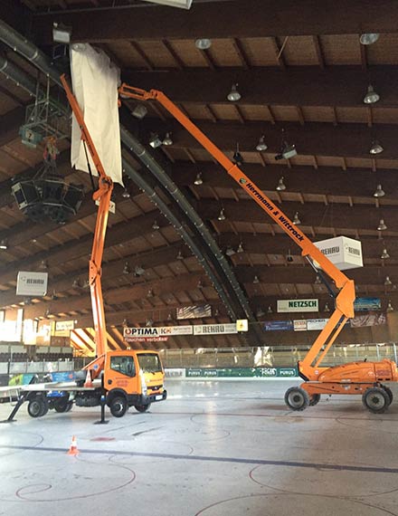 Das Dach der Netzsch-Arena wird repariert.