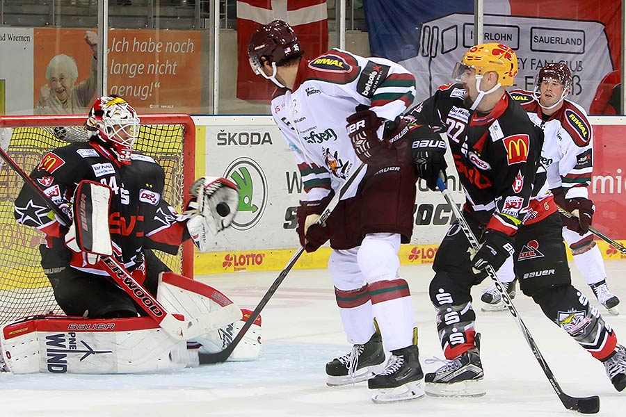 Bremerhavens Schlussmann Jonas Langmann klärt im Spiel gegen Odense. Bremerhavens Schlussmann Jonas Langmann klärt im Spiel gegen Odense.