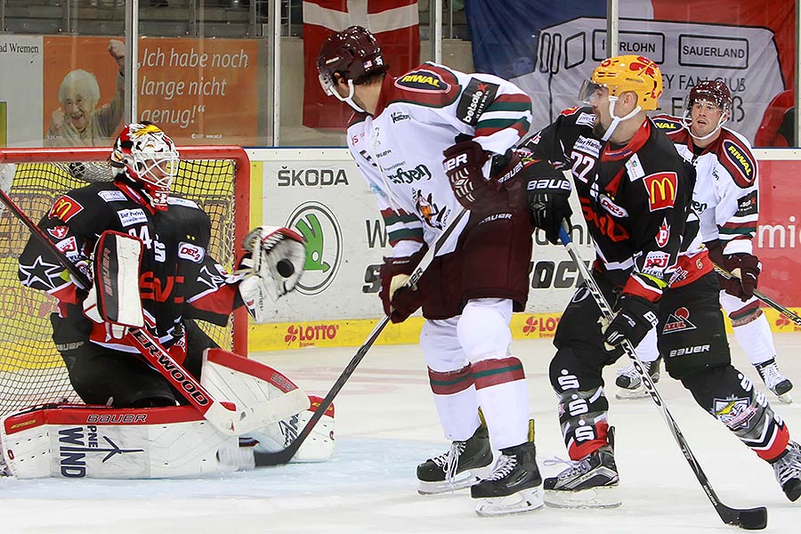 Bremerhavens Schlussmann Jonas Langmann klrt im Spiel gegen Odense.