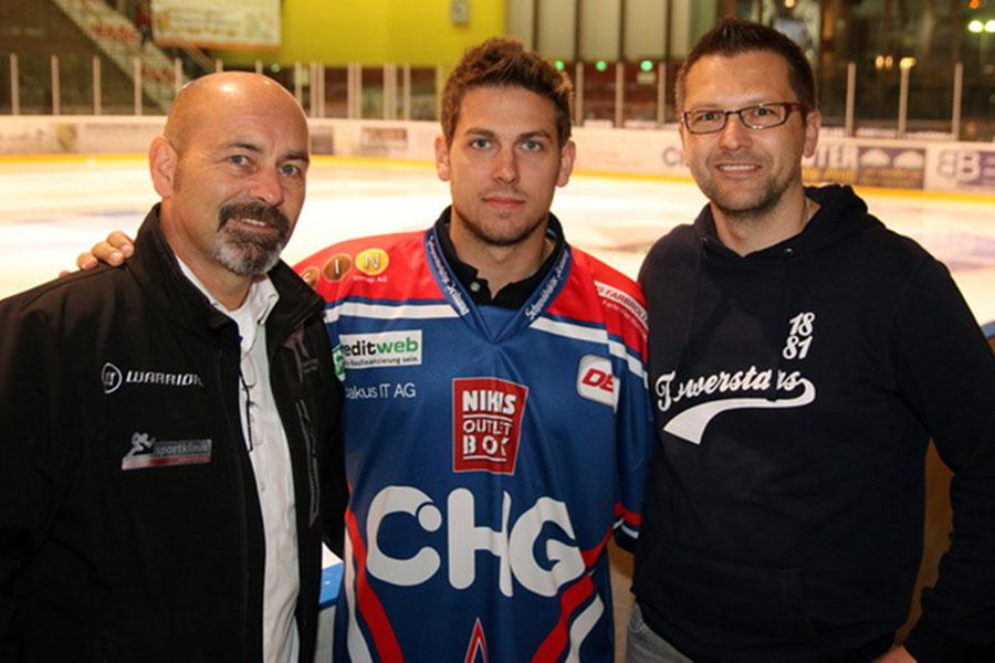Trainer Daniel Naud, Neuzugang Tyler Gron und Geschäftsführer Rainer Schan. Trainer Daniel Naud, Neuzugang Tyler Gron und Geschäftsführer Rainer Schan.
