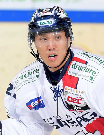 Eisbr Shuhei Kuji trifft mit Japan auf seine deutschen Teamkollegen.