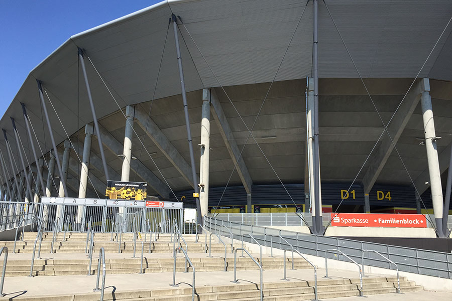 ber 11.000 Karten wurden fr das Spiel im Stadion von Dynamo Dresden abgesetzt.