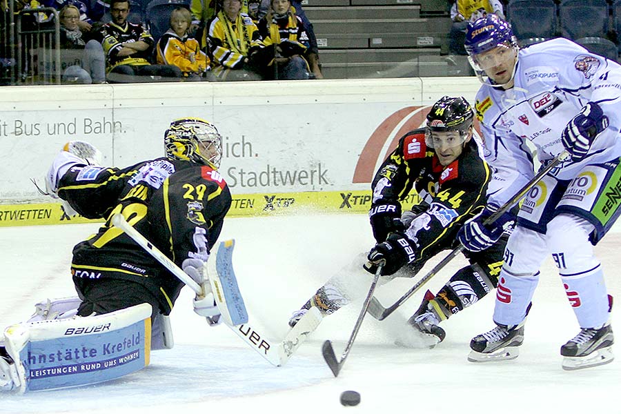 Krefelds Nicolas St-Pierre rettet vor dem eigenen Tor.