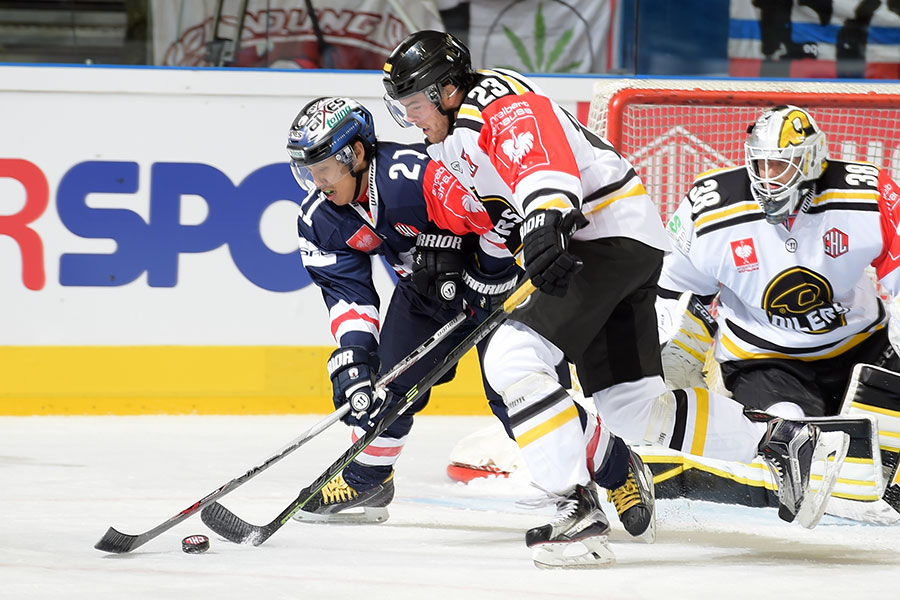 Berlins Shuhei Kuji gegen Stavangers Anders Henriksen.
