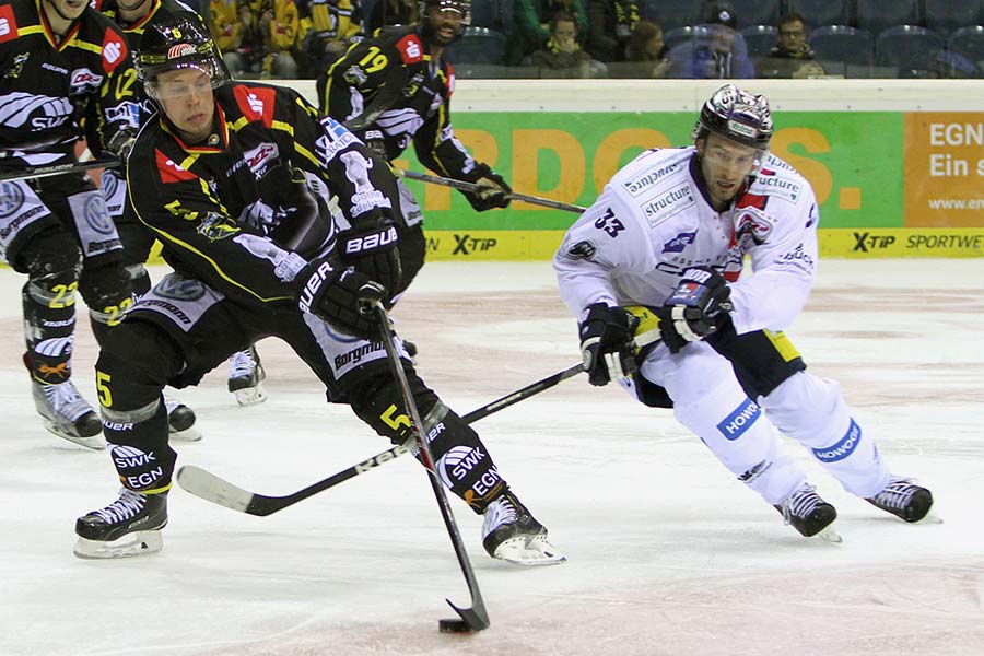 Krefelds Christian Kretschmann ist vor Berlins Petr Pohl am Puck. Krefelds Christian Kretschmann ist vor Berlins Petr Pohl am Puck.
