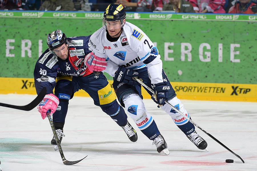 Laufduell zwischen Darin Olver von den Eisbären Berlin und Patrick McNeill vom ERC Ingolstadt. Laufduell zwischen Darin Olver von den Eisbären Berlin und Patrick McNeill vom ERC Ingolstadt.