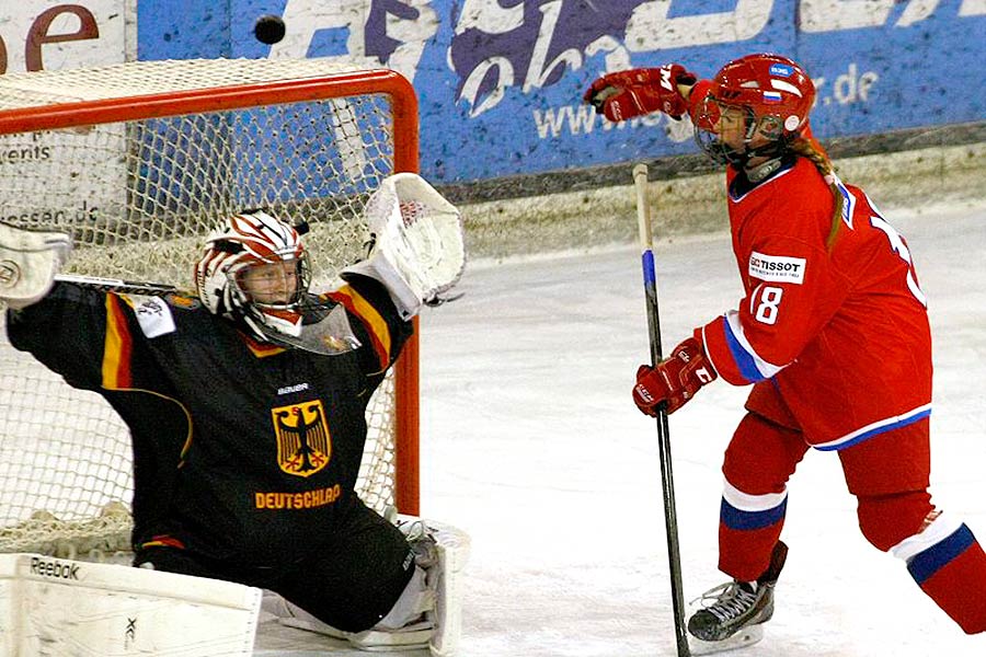 DEB-Torfrau Marie Düsberg gegen Russlands Darya Beloglazova. DEB-Torfrau Marie Düsberg gegen Russlands Darya Beloglazova.