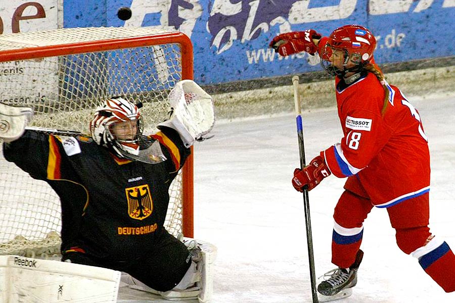 DEB-Torfrau Marie Dsberg gegen Russlands Darya Beloglazova.